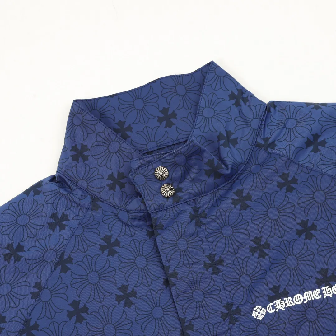 🅿️570 CH/Cro Xin Dark pattern all-over printed windbreaker jacket. The fashionable and western-style color scheme gives off a fashionable and casual temperament, rejuvenating youthful vitality! Made from customer-supplied fabrics, a real high-end product! It is not an ordinary deflationary quality. It is different from "soft and soft" fabrics. It has a delicate and soft texture, gentle and non-prickly feeling. The density of imported custom fabrics is also very tight, neat and does not change shape, always maintaining the brand's classic and rigorous image! The metal snap-type design is provided by customers, and the upper body is full of shape. It is a must-have item for quality control! size：XS-L